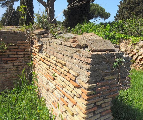 Vestibule wall with Mariani bricks